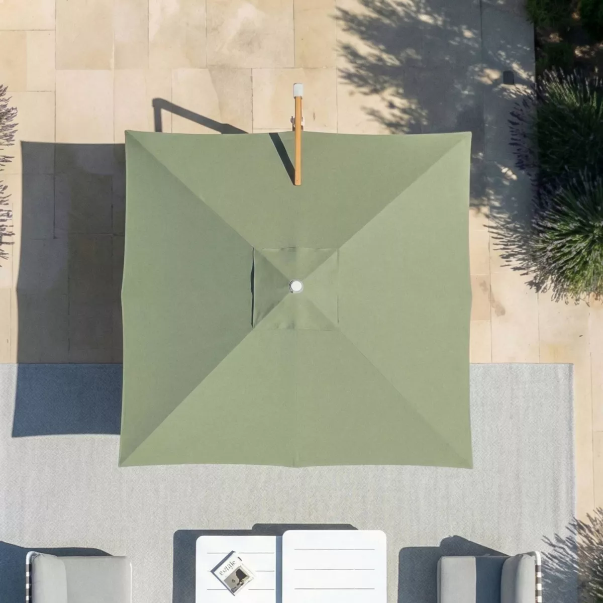 Parasol déporté carré aluminium avec pied (3 x 3 m) Elyra effet bois et Vert olive
