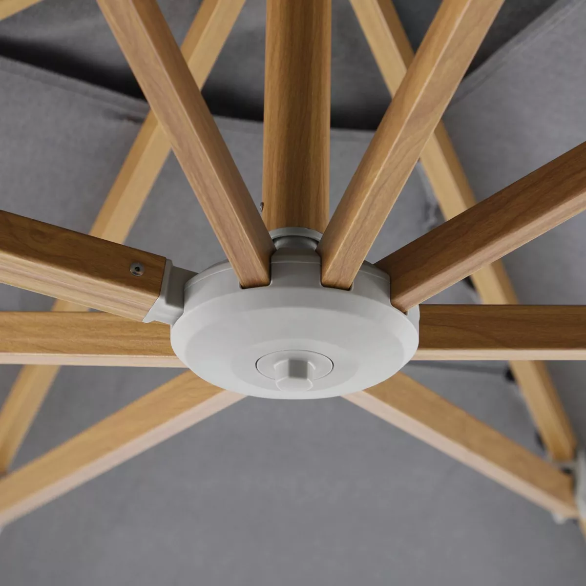 Quadratischer Aluminium-Cantilever-Sonnenschirm mit Ständer (3 x 3 m) Elyra in Holzoptik und Anthrazit
