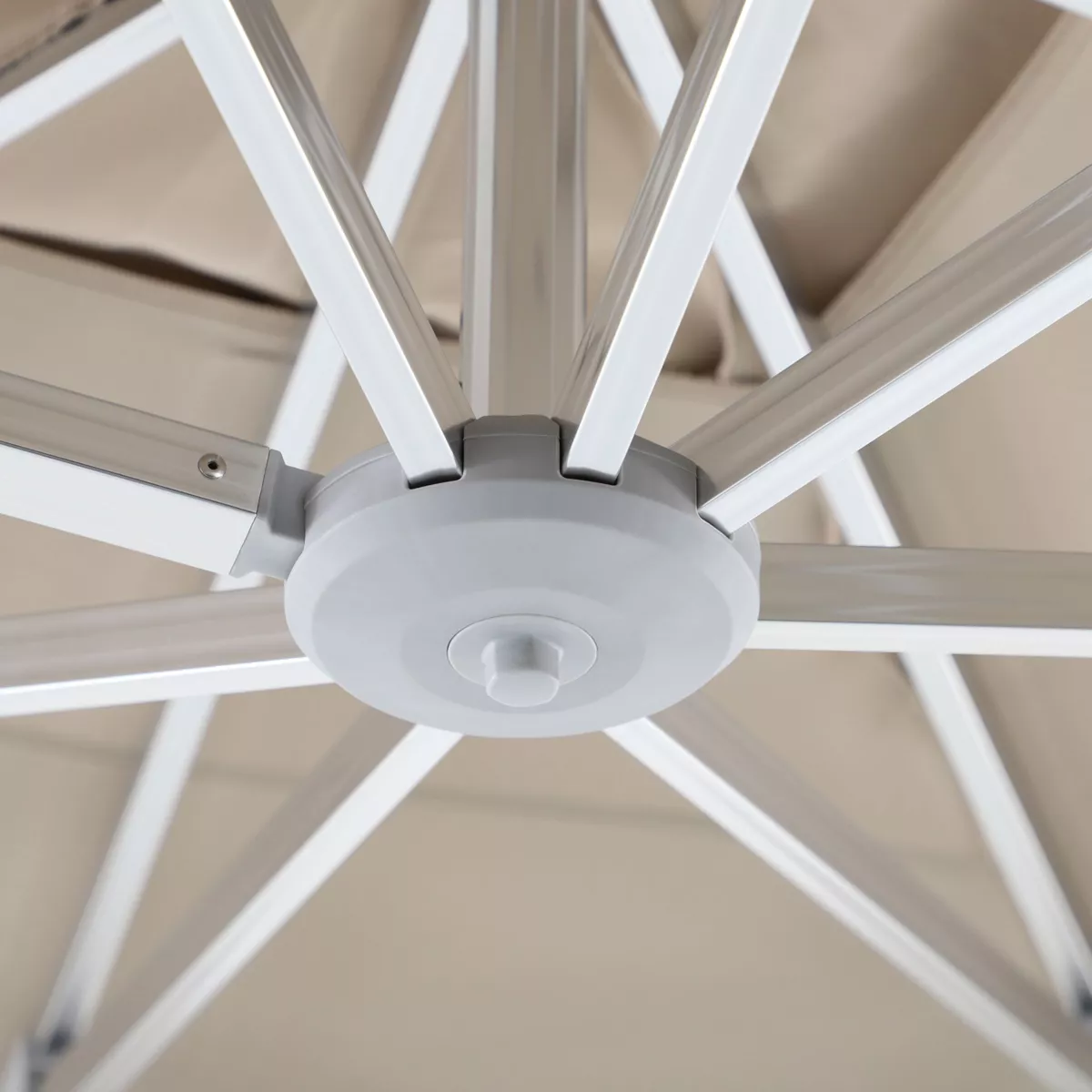 Quadratischer Aluminium-Cantilever-Sonnenschirm mit Ständer (3 x 3 m) Elyra in Glänzendem Metall und Taupe