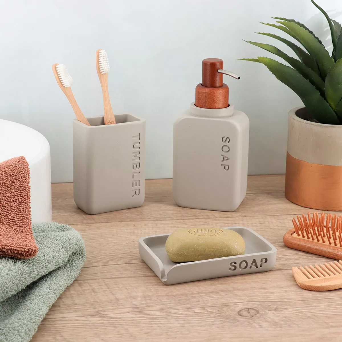 SET GOBELET DISTRIBUTEUR A SAVON ET PORTE SAVON POLYRESINE GRAVE - BEIGE