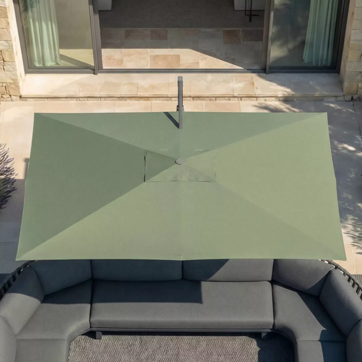 Ombrellone sporgente rettangolare in alluminio con base (3 x 4 m) Elyra Antracite e Verde oliva