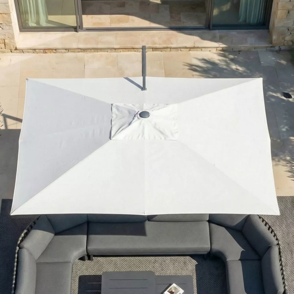 Parasol déporté rectangulaire aluminium avec pied (3 x 4 m) Elyra Anthracite et Blanc