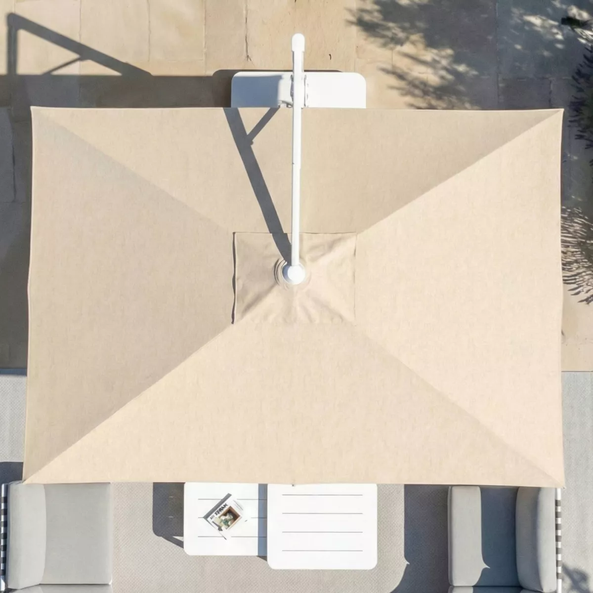 Parasol déporté rectangulaire aluminium avec pied (4 x 3 m) Elyra Blanc et Beige