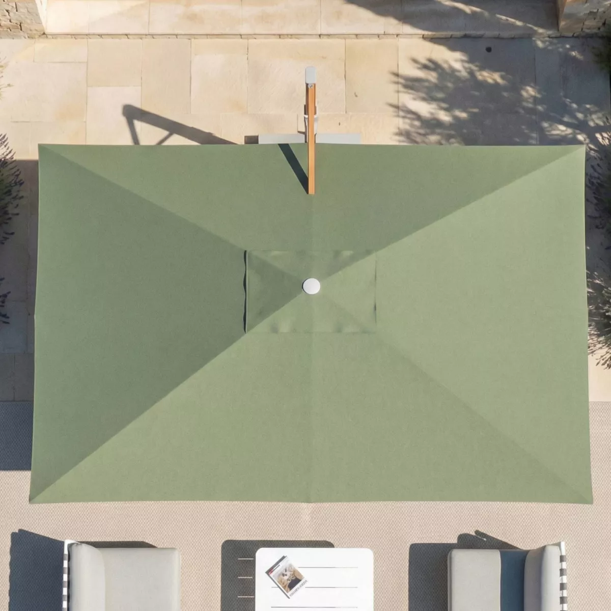 Parasol déporté rectangulaire aluminium avec pied (4 x 3 m) Elyra effet bois et Vert olive