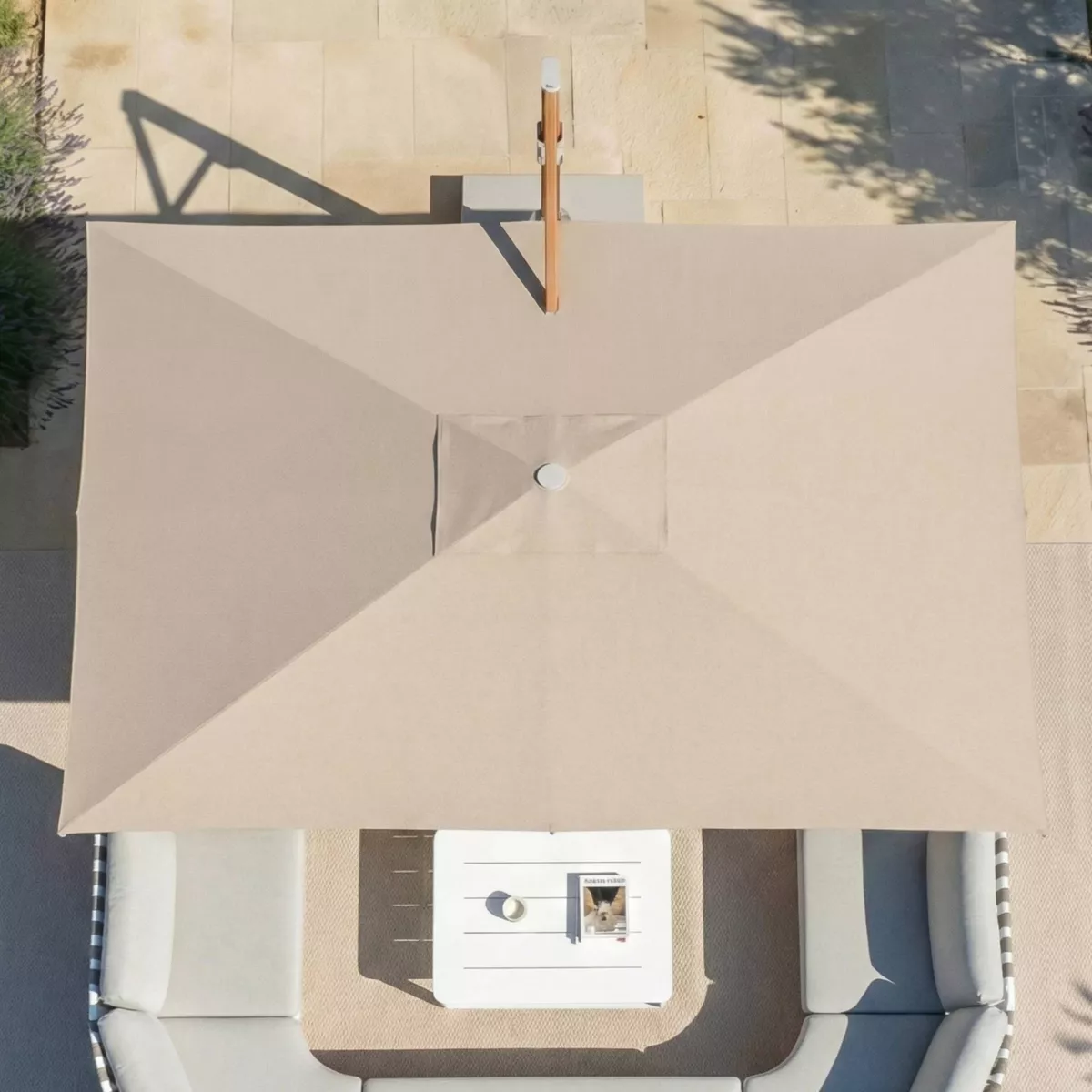 Ombrellone sporgente rettangolare in alluminio con base (3 x 4 m) Elyra effetto legno e Tortora