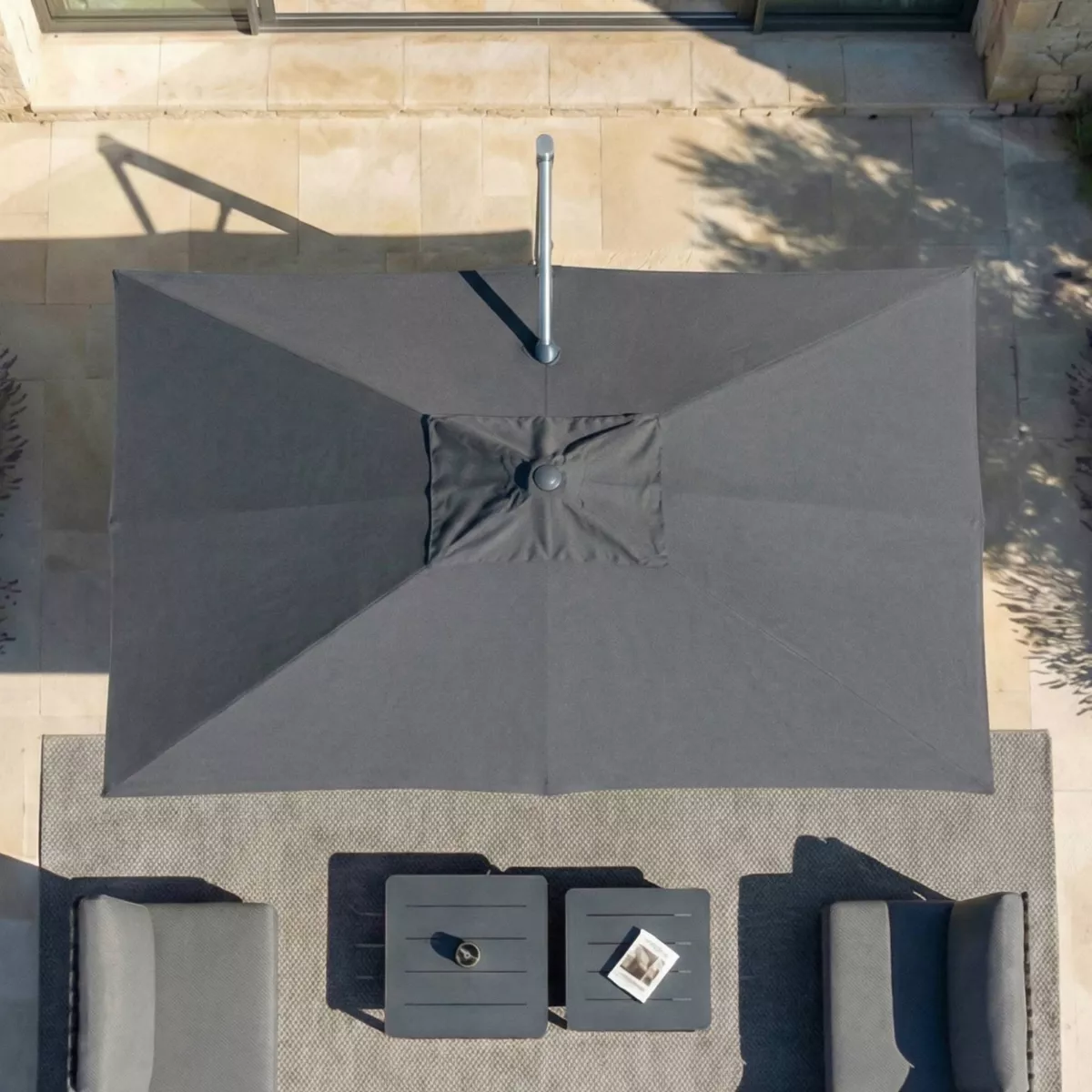 Rechteckiger Aluminium-Cantilever-Sonnenschirm mit Ständer (3 x 4 m) Elyra Glänzendes Metallisiertes Anthrazit