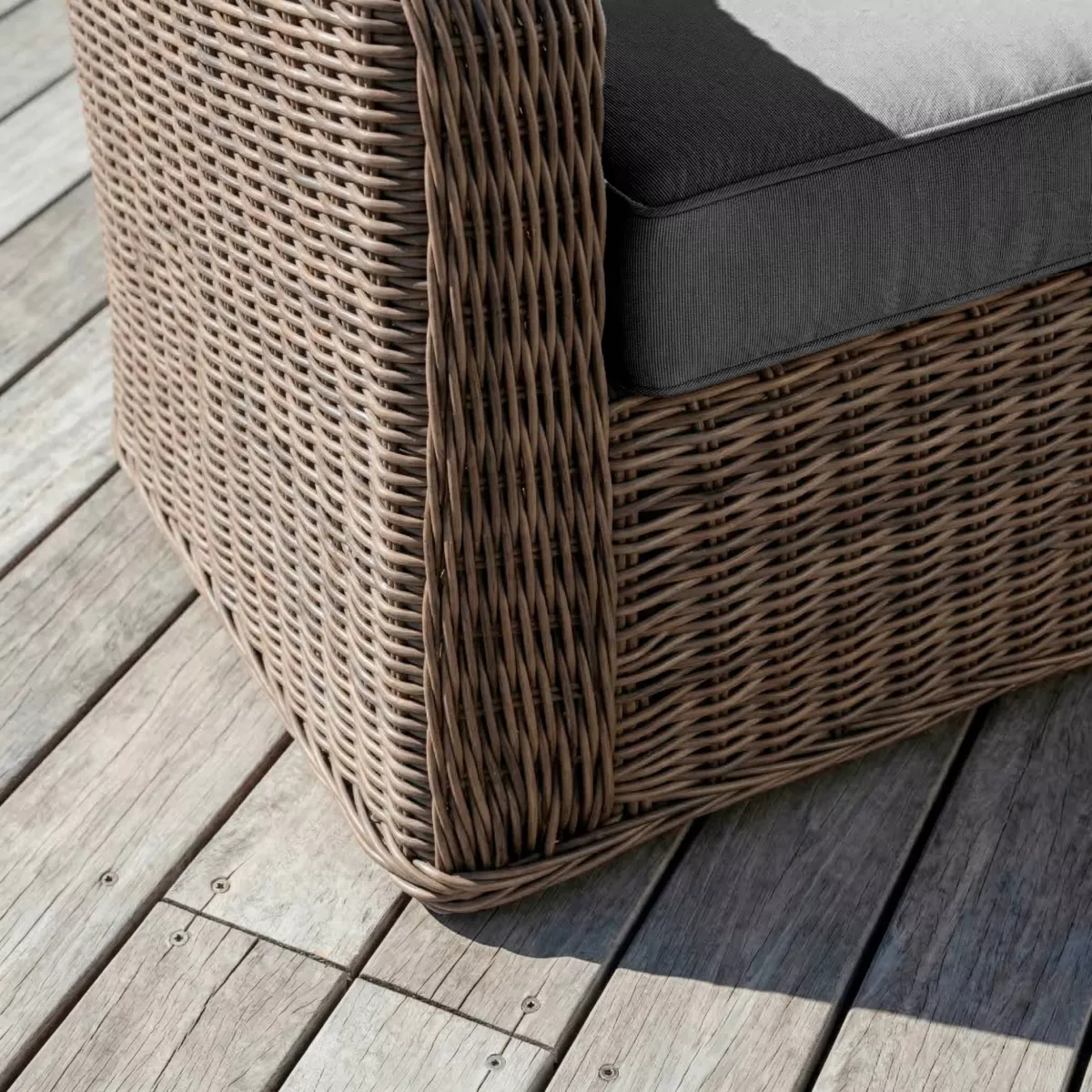 Salotto da giardino in resina intrecciata 7 posti 5 pezzi Calvi Seppia e grigio scuro