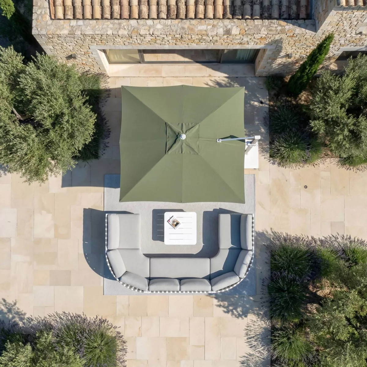 Ombrellone sporgente quadrato in alluminio con base (3 x 3 m) Elyra Metallico lucido e Verde oliva