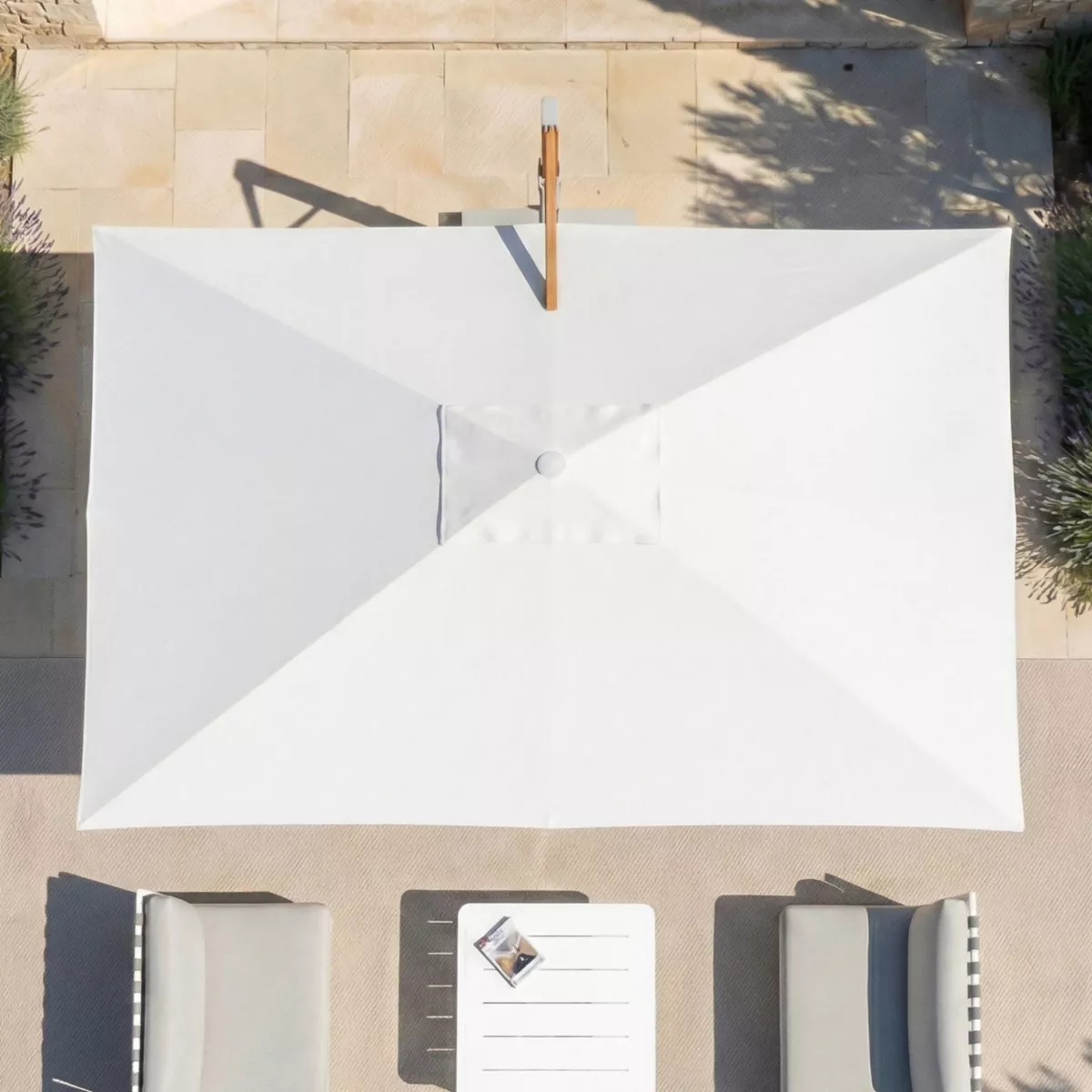 Rechteckiger Aluminium-Cantilever-Sonnenschirm mit Ständer (3 x 4 m) Elyra in Holzoptik und Weiß