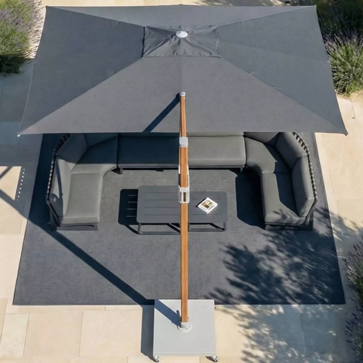 Ombrellone sporgente rettangolare in alluminio con base (3 x 4 m) Elyra effetto legno e Antracite