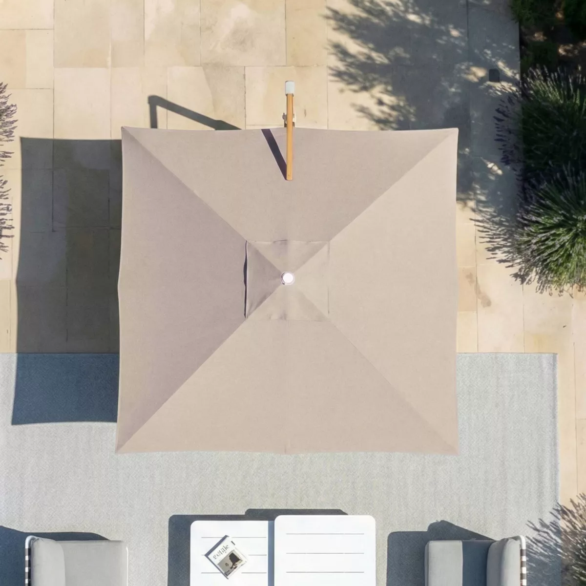 Quadratischer Aluminium-Cantilever-Sonnenschirm mit Ständer (3 x 3 m) Elyra in Holzoptik und Taupe