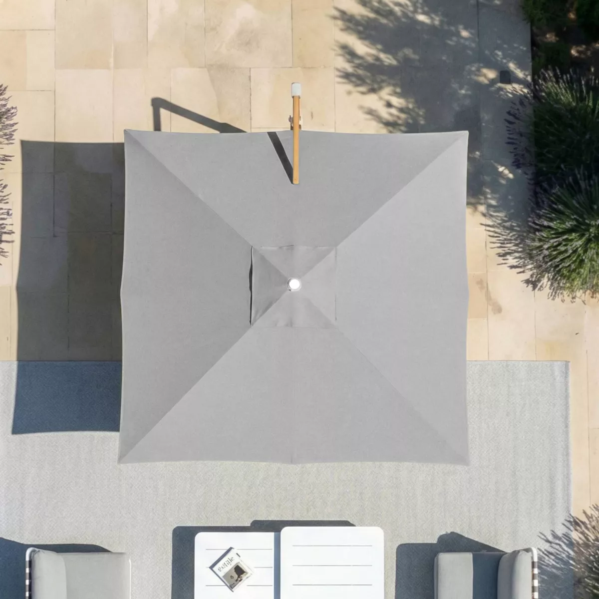 Quadratischer Aluminium-Cantilever-Sonnenschirm mit Ständer (3 x 3 m) Elyra in Holzoptik und Grau