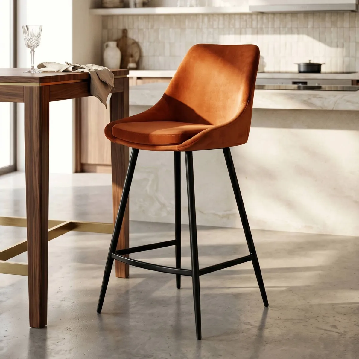 Set di 2 sgabelli da bar con schienale in velluto (Altezza seduta 75cm) Juno Cognac