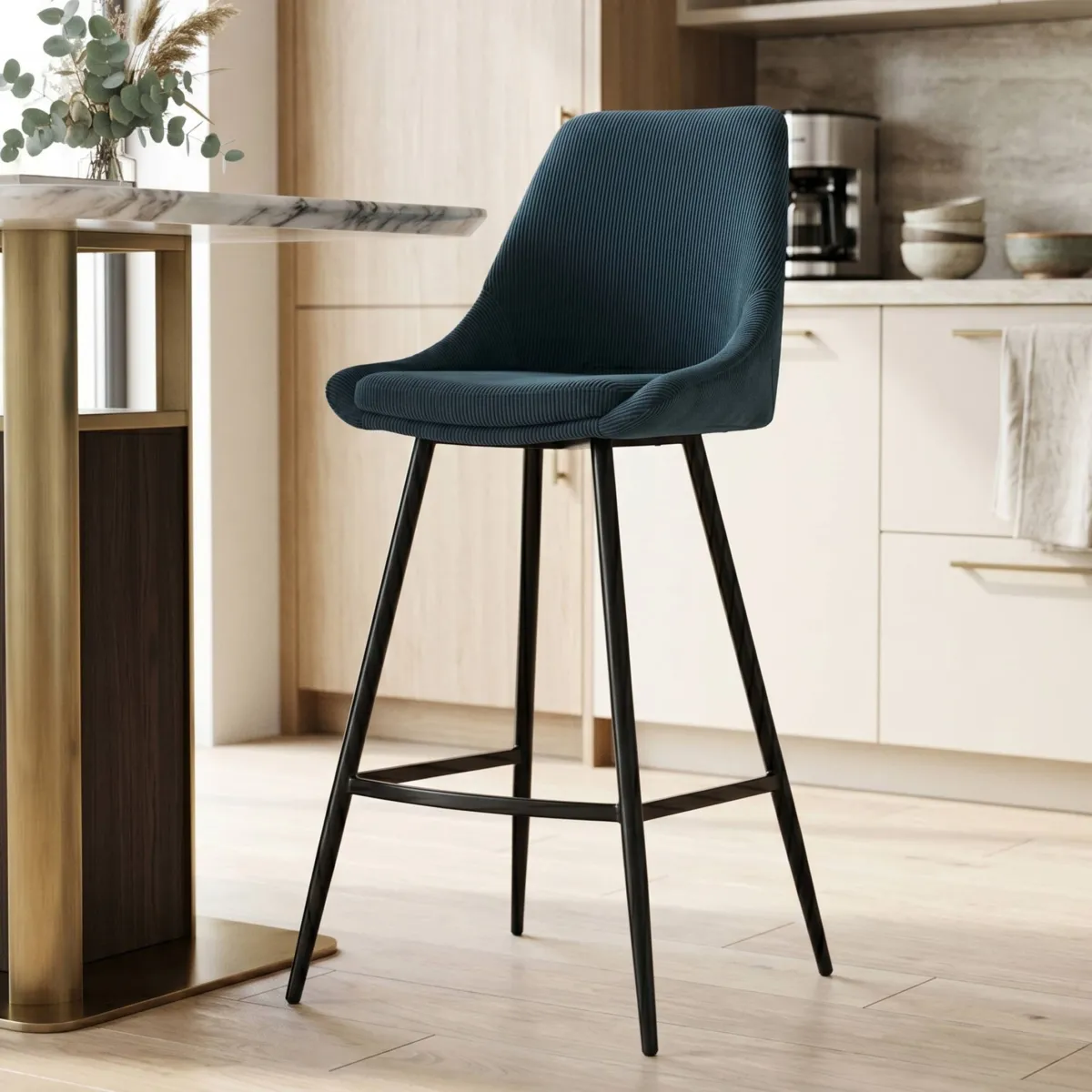 Set di 2 sgabelli per isola centrale con schienale in velluto a coste (Altezza seduta 67cm) Juno Blu