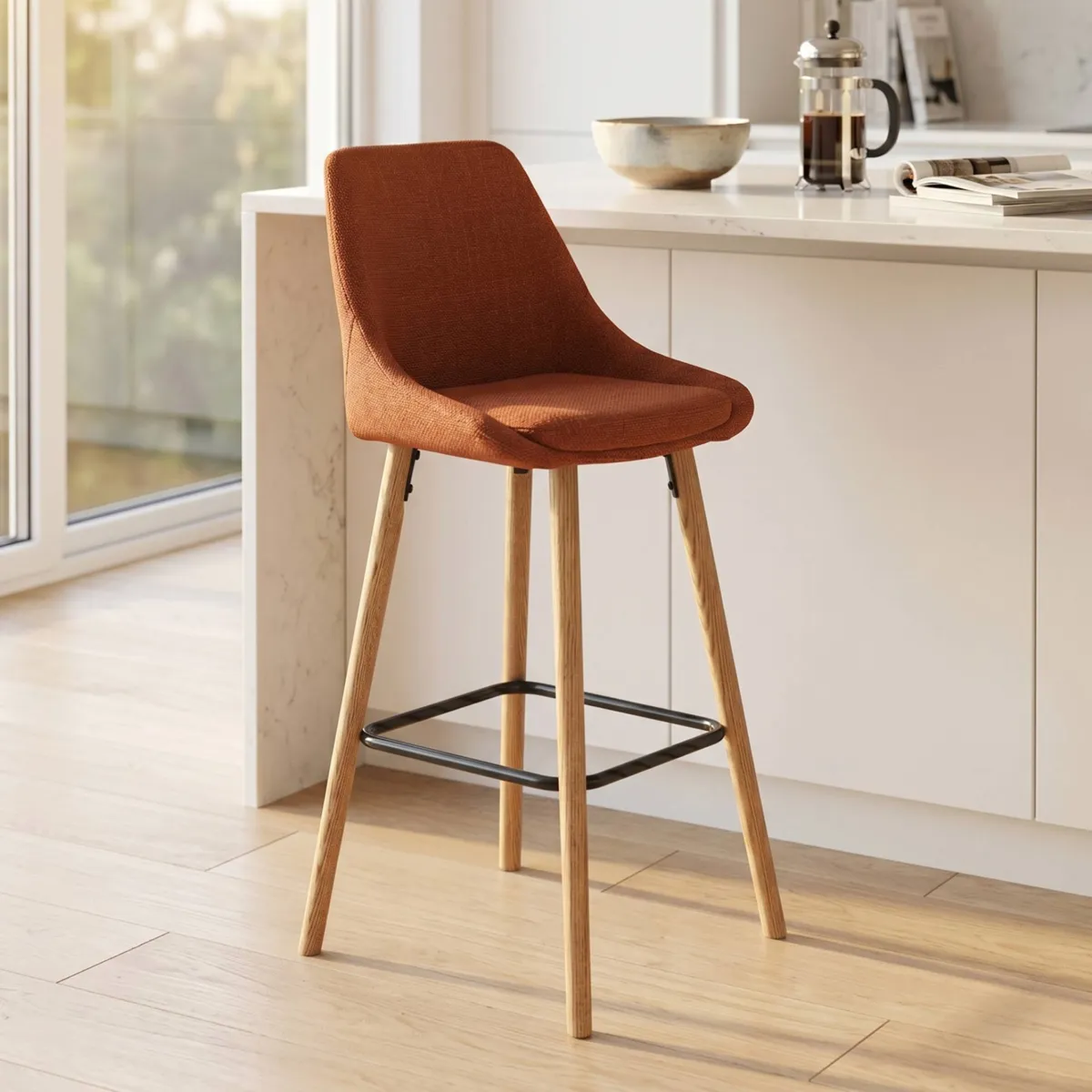 Set di 2 sedie per isola centrale con schienale in tessuto (Altezza seduta 67cm) Juno Cognac gambe in rovere
