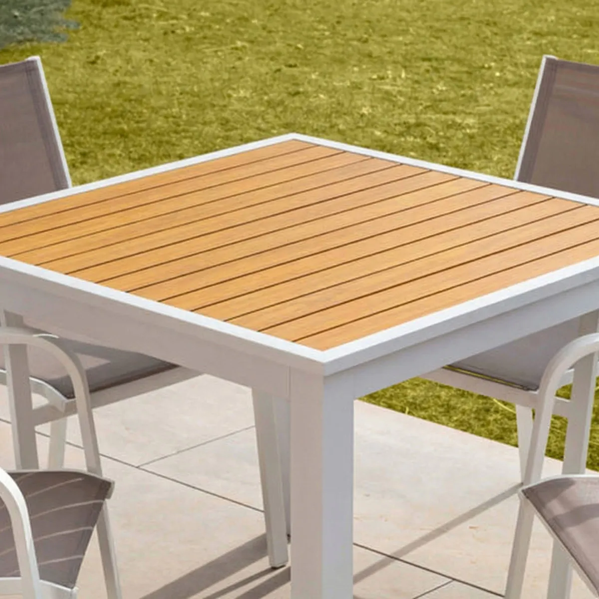 Tavolo da giardino quadrato in alluminio 4 posti (89 x 89 cm) Murano Bianco ed effetto legno