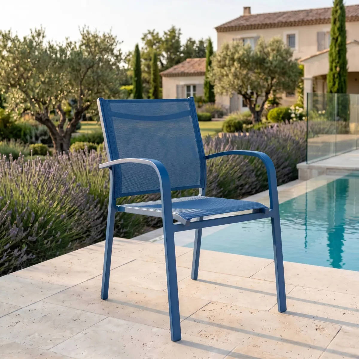 Sedia con braccioli da giardino in alluminio impilabile Murano Blu