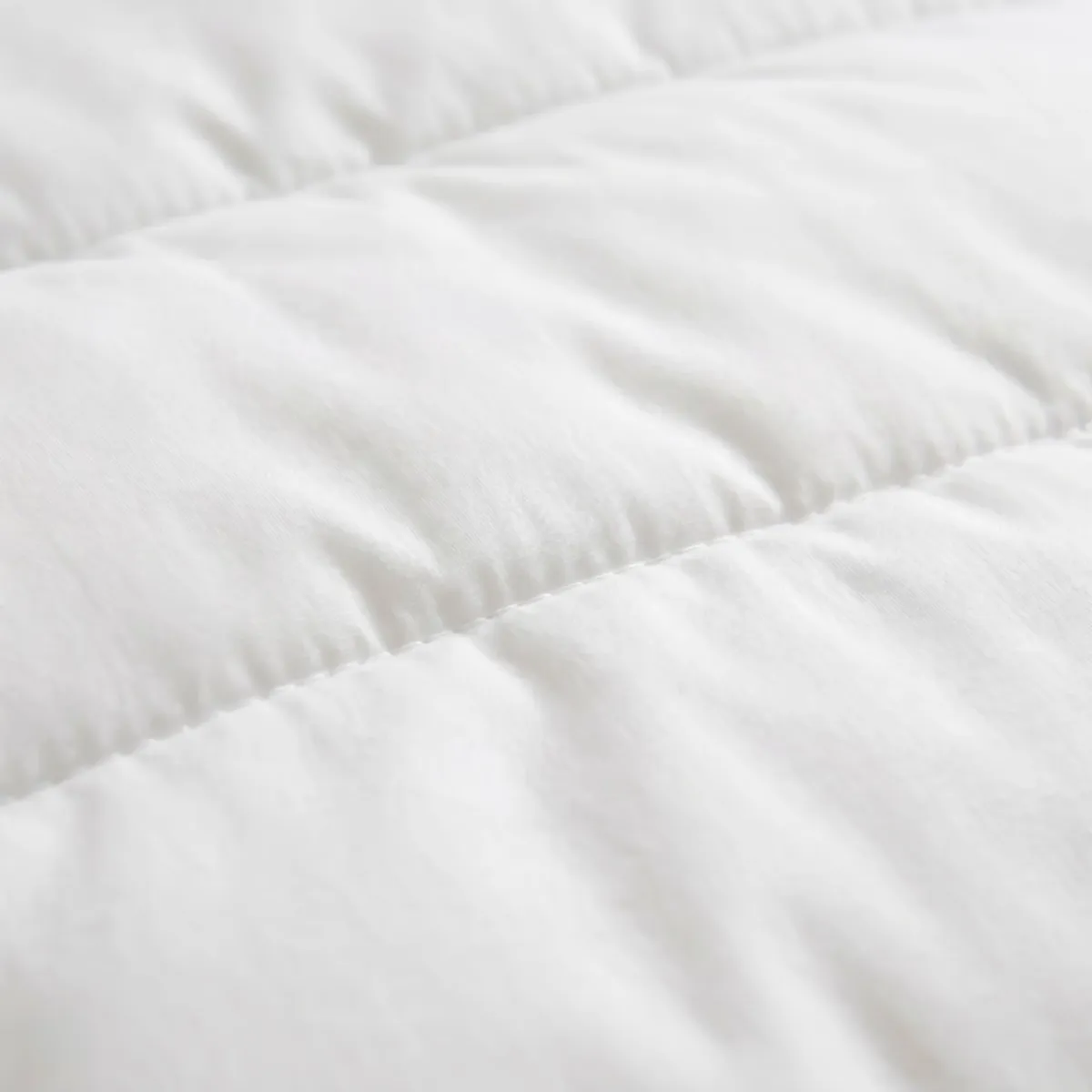 LOT COUETTE 240x260cm + 2 OREILLERS ANTI-ACARIENS 60x60cm EMINZA (DONNER UN NOM)