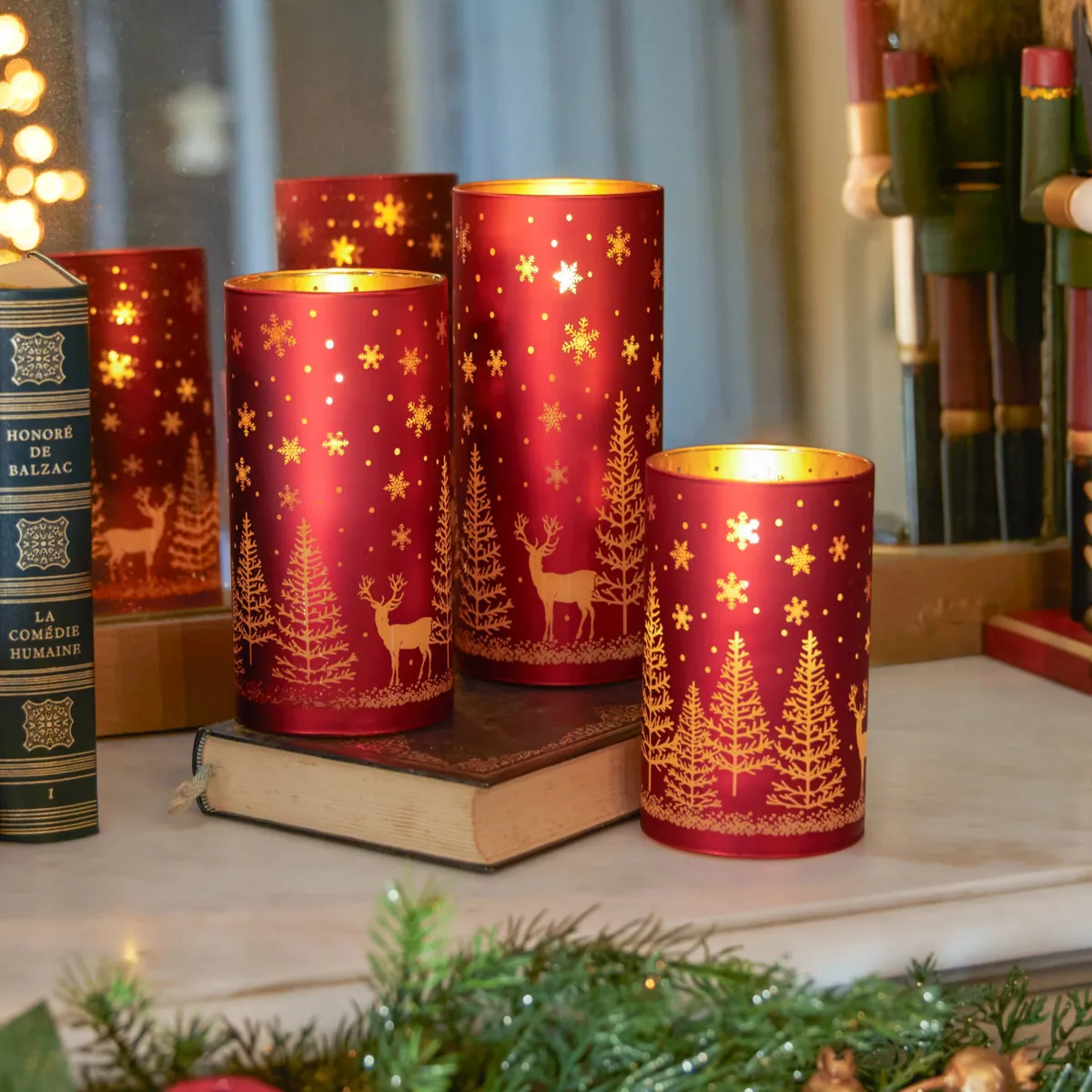 Set di 3 candele in vetro a pile LED (H17 cm) Foresta Incantata Rosso