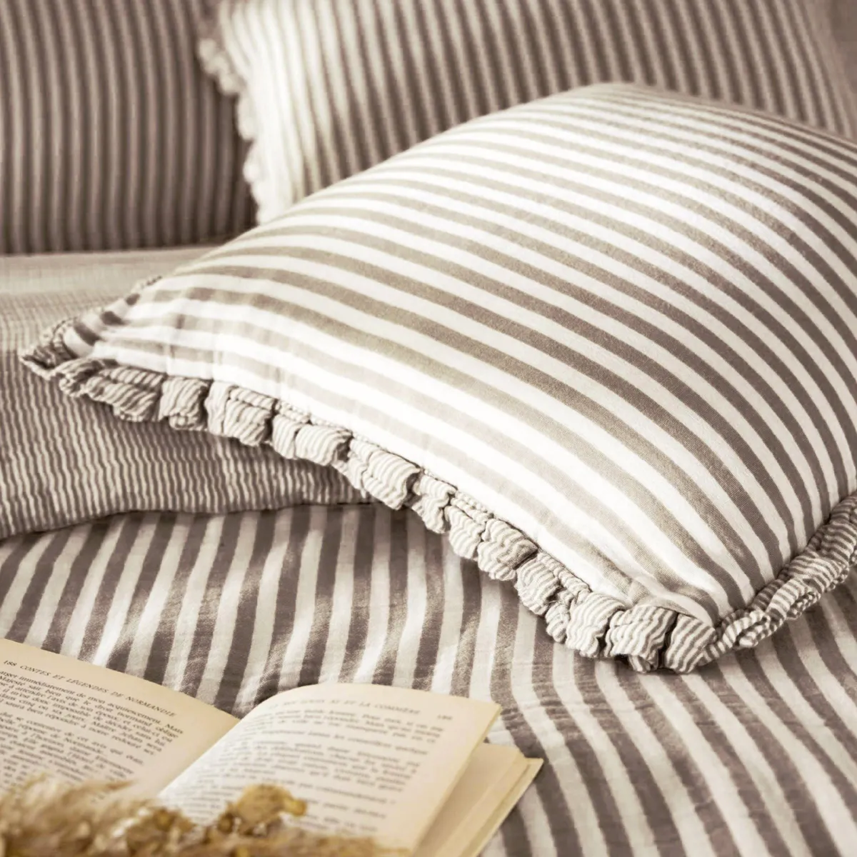 EM - Coussin déhoussable avec froufrous 40 x 60 cm Gaze de coton tissée teinte GAIA RAYURES Brun