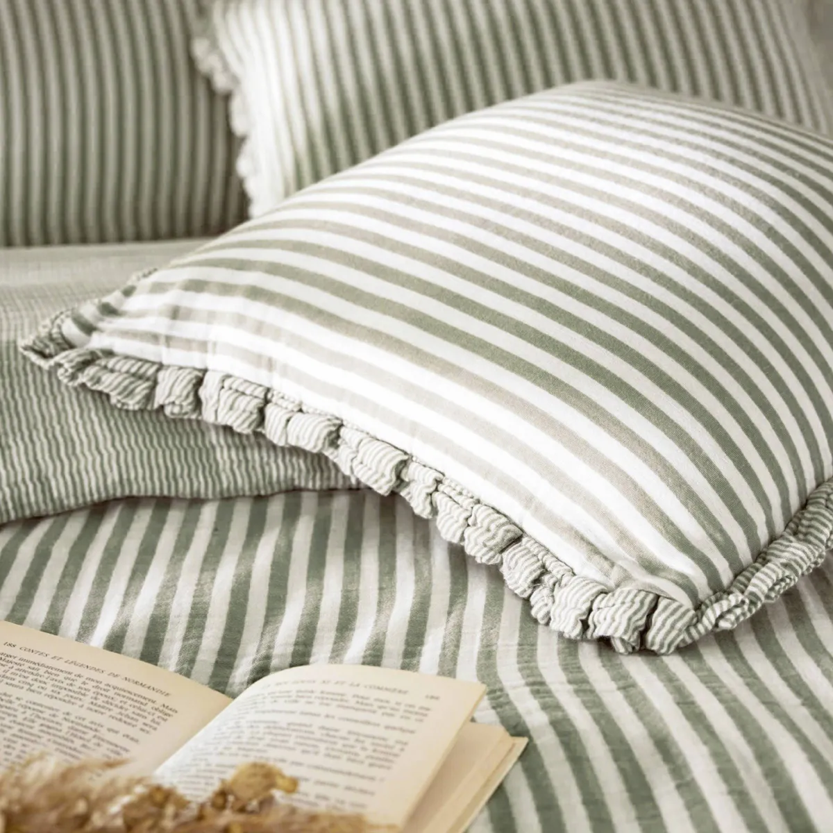 EM - Coussin déhoussable avec froufrous 40 x 60 cm Gaze de coton tissée teinte GAIA RAYURES Romarin