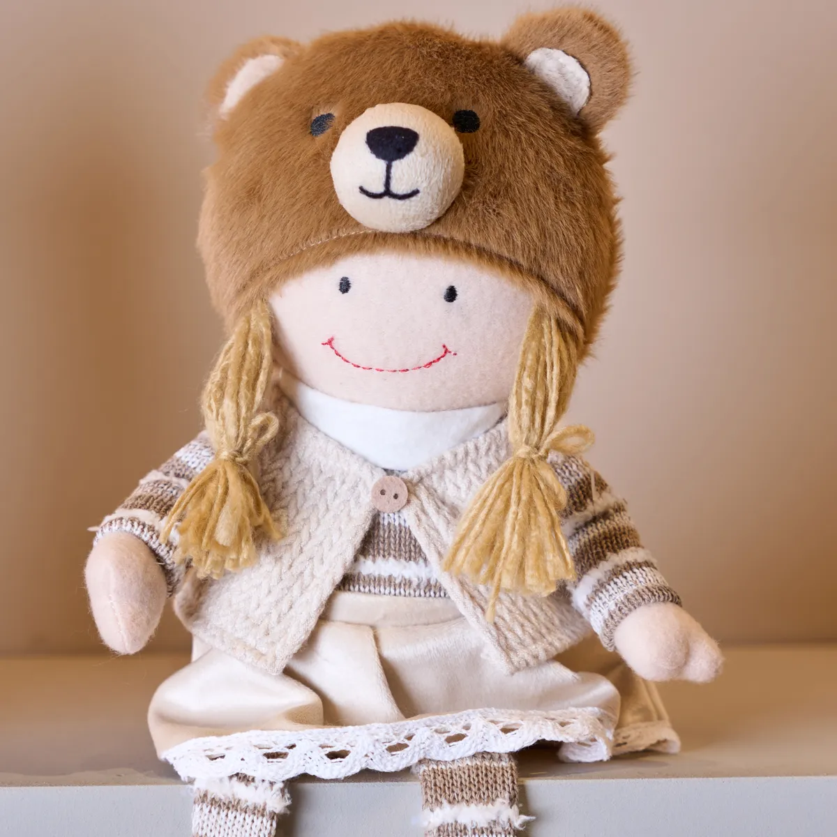 Bambola bambina gambe morbide (H44 cm) Yvette e berretto orso Beige