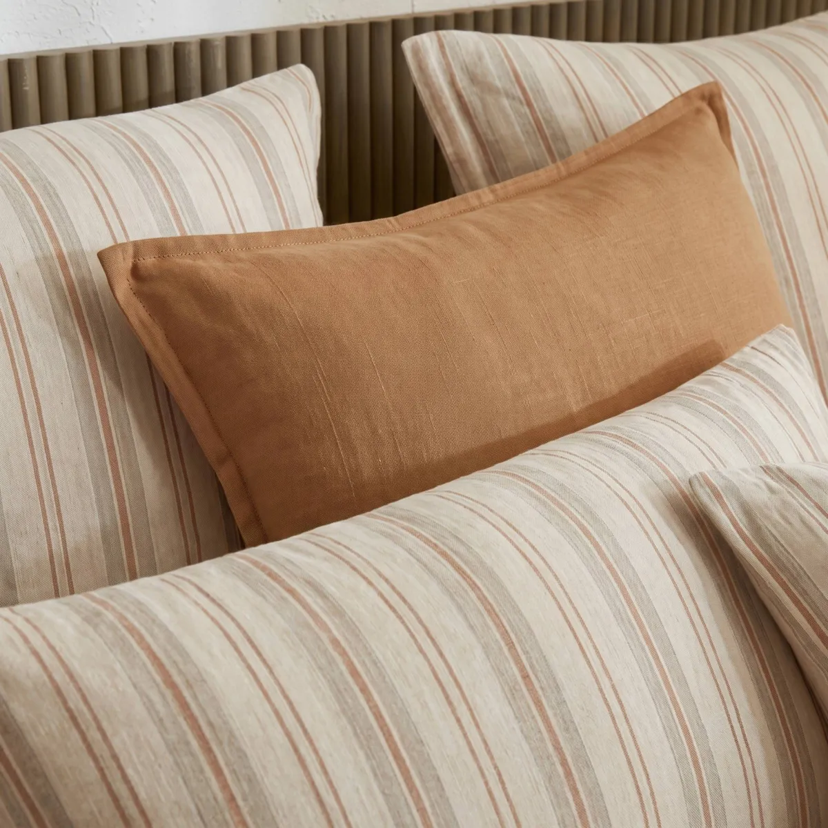 Federa quadrata in flanella di cotone (63 x 63 cm) Nina righe beige