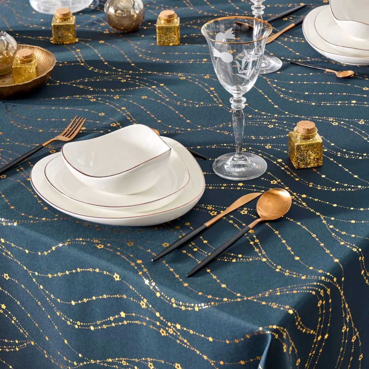 Tovaglia rettangolare effetto anti macchia per Natale (150 x 240 cm) Lumia Blu navy e oro