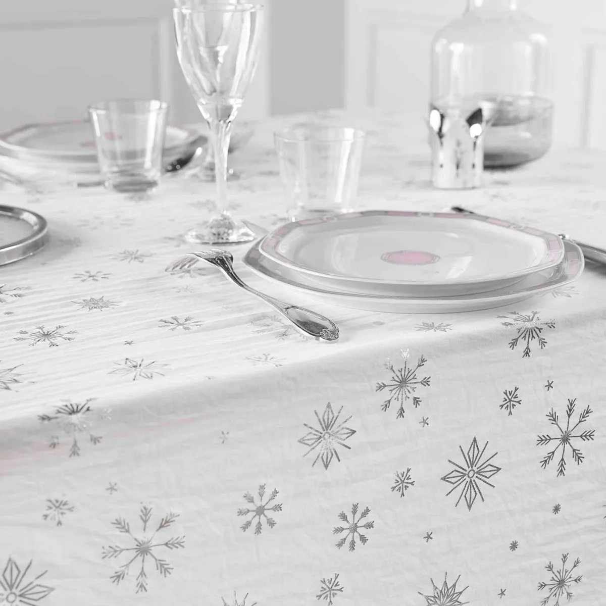 Tovaglia rettangolare effetto metalizzato anti macchia per periodo natalizio (140 x 240 cm) Astrelia Bianco e argento