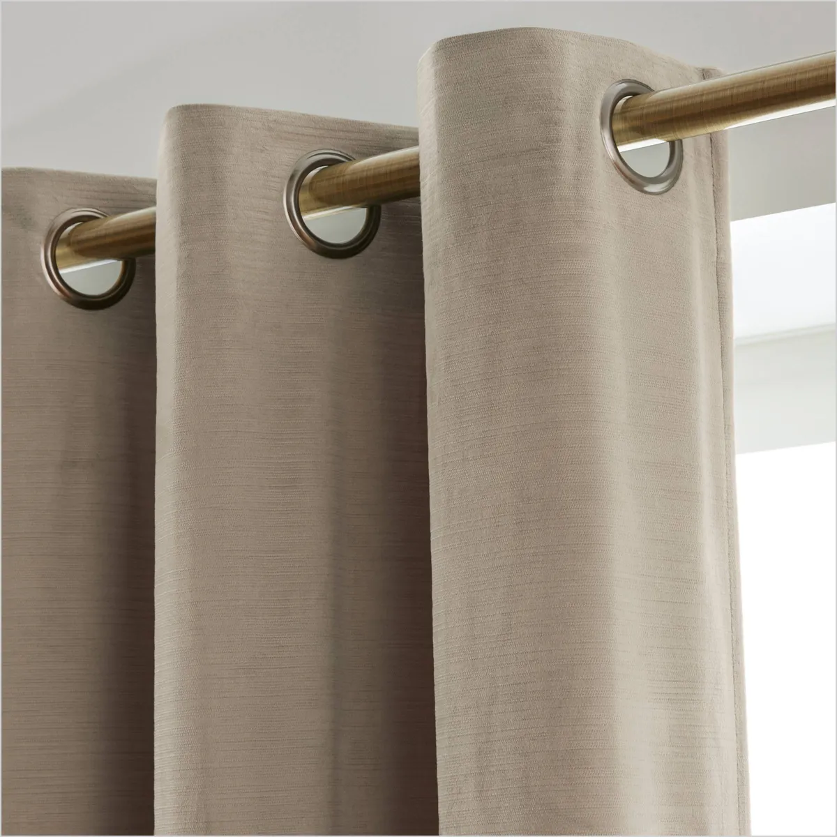 Tenda in velluto goffrato (140 x 240 cm) Maela Tortora