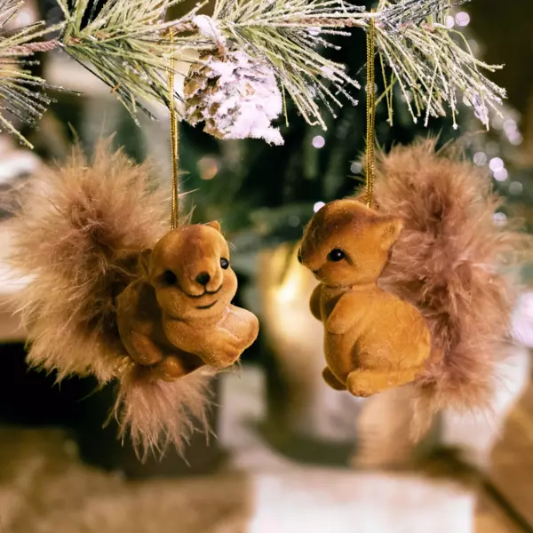 Lote de 2 ardillas para colgar Sciurius Marr�n