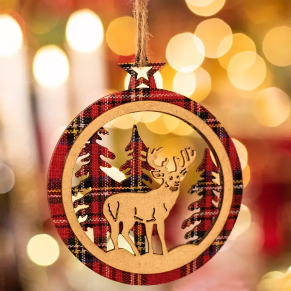 Reno para colgar en el bosque Rojo