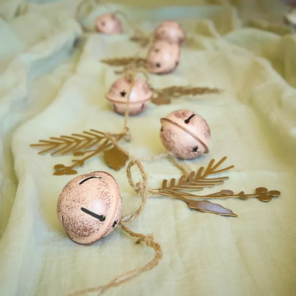 Metalen decoratieslinger (120 cm) Bellen en hulst Roze