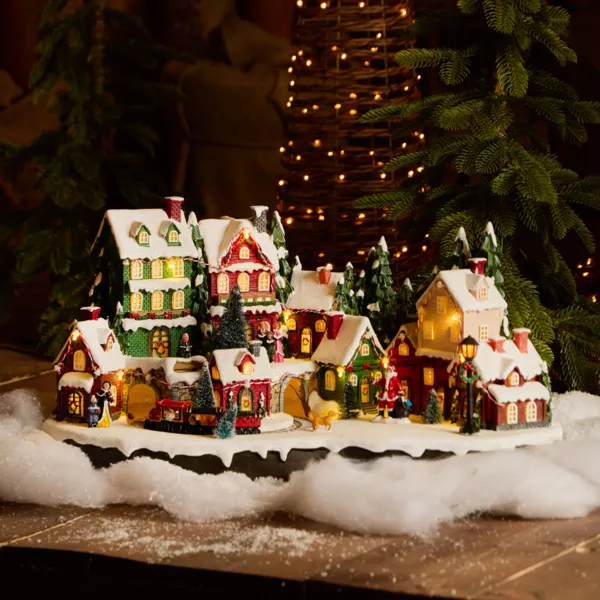 Lysende, animeret og musikalsk julelandsby med snekl�dt by
