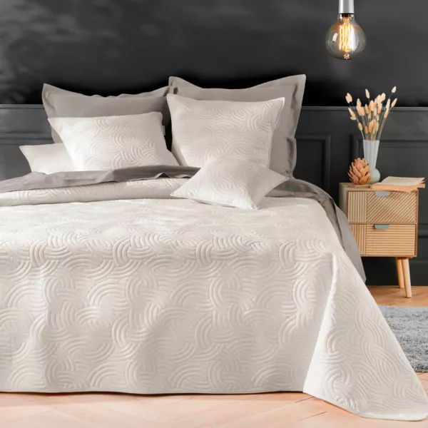 Couvre-lit matelass� et deux taies d'oreiller (240 x 260 cm) Solange Ecru