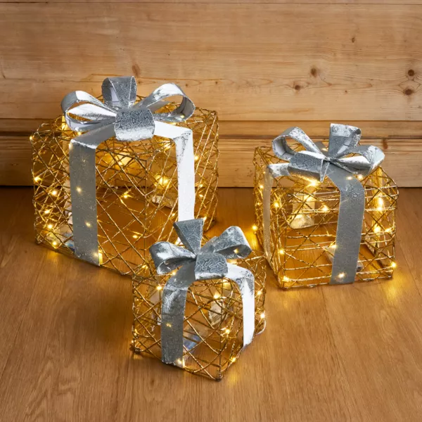 S�t med 3 lysende gaver p� batteri 90 LED (H29 cm) Festlig Guld og varm hvid