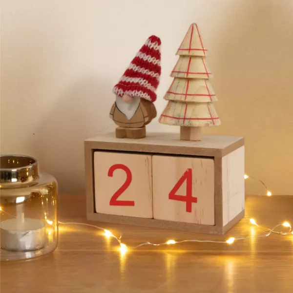 Kerstkalender van houten blokken (H18 cm) Kerstman met rode muts