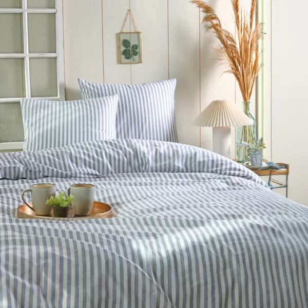 Housse de couette et deux taies d'oreiller coton (260 x 240 cm) Linea Bleu