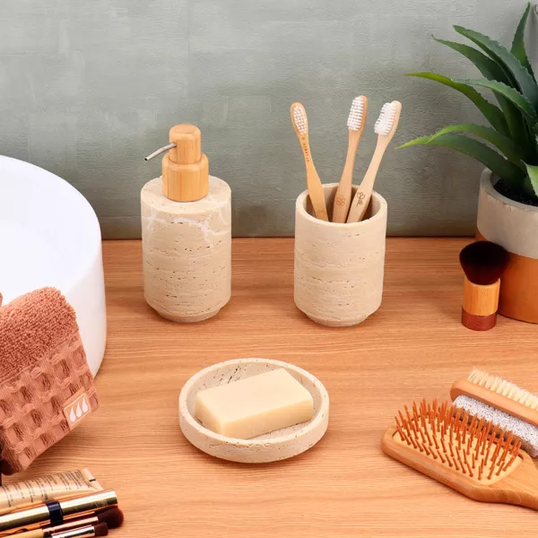 Set de vaso, dispensador y jabonera de poliresina efecto travertino Lina Beige