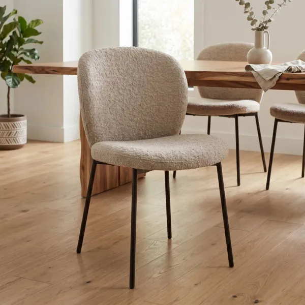 Set van 2 eetkamerstoelen met boucl� bekleding (Zithoogte 48,5 cm) Isla Beige zand