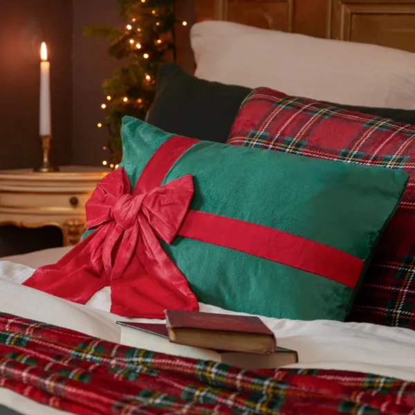 Rektangul�r julepude (30 x 50 cm) med r�d og gr�n fl�jlsbue
