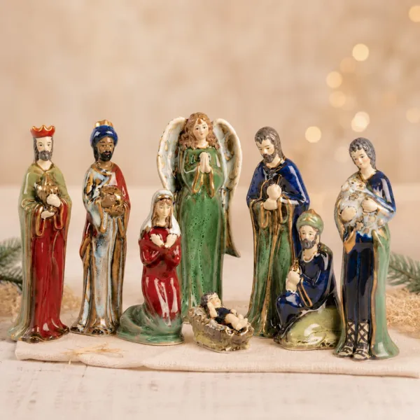 De 8 porseleinen kerstfiguren (H13 cm) van Mahault